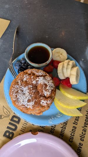 Three pancakes with fruit and maple syrup at Buddy VEGGY in Rome