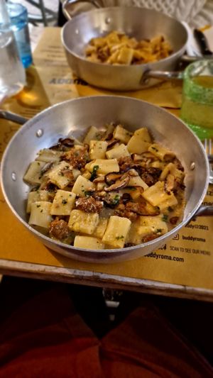 Mezza manica alla porcina felice, con salsiccia funghi shitake e timo at Buddy VEGGY in Rome