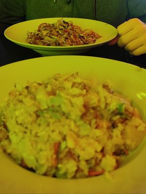 Weißer Reis mit Gemüse, Tofu, Ananas & sehr milder Erdnusssauce... Spezielle Reisnudeln mit Gemüse, Tofu&Pak Choi und sanfter Pfeffer-Knoblauch-Sauce at Lemongrass in Madrid