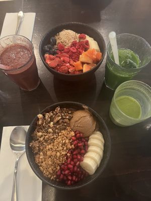 An original açai bowl and a powerhouse açai bowl with a revolution smoothie and detox juice. Matcha latte with sprout milk too 😋  at roots - Lintheschergasse in Zurich
