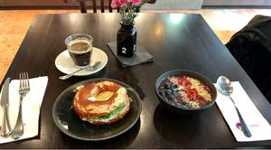 Avocado bagel and superfood açaï at roots - Lintheschergasse in Zurich