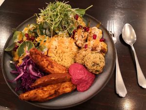 Mezze bowl with quinoa instead of black rice at roots - Lintheschergasse in Zurich