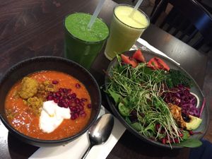 Dahl, paleo bowl at roots - Lintheschergasse in Zurich