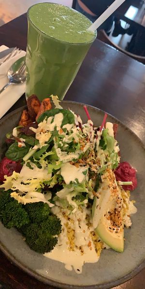 Protein Bowl & Smoothie at roots - Lintheschergasse in Zurich