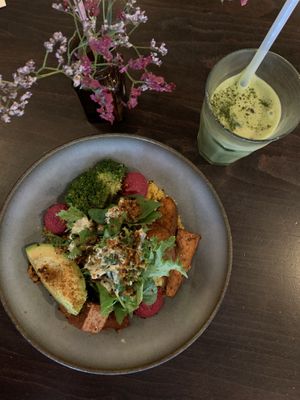 Protein Bowl and Matcha Latte  at roots - Lintheschergasse in Zurich