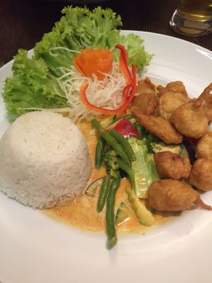 Rotes Erdnuss Curry mit veganem Hähnchen at Savory Chay in Berlin