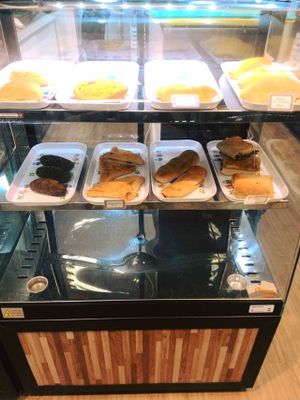 Vitrine de Salgados, quiche de alho poró, coxinha de jaca, bauruzinho de soja com vegarela entre muitas outras deliciosas opções / 
demonstration snacks ready , leek quiche, drumstick jackfruit , soy bauruzinho with vegarela among many other deli at Cantinho da Terra in Santos