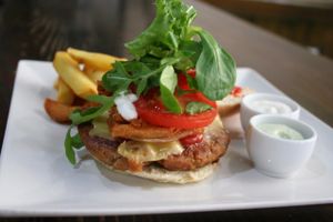 Hamburguesa de seitán y soja a la barbacoa con queso vegano y patatas fritas caseras

Seitan and soya burguer with vegan cheese and homemade french fries at Natura Gourmet in Alicante