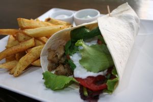 Kebab de seitán con patatas fritas caseras at Natura Gourmet in Alicante