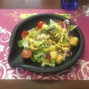 Ensalada tropical, entrantes para el almuerzo at Natura Gourmet in Alicante