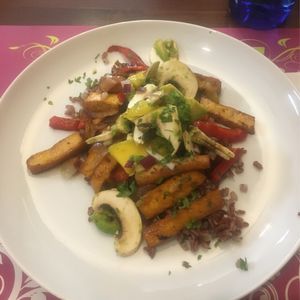 Tofu con arroz rojo at Natura Gourmet in Alicante