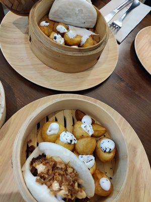 (No chicken, vegan bacon, mushrooms, red onion and vegan parmesan cheese, garnished with potatoes with vegan mayonnaise.) Contains: Soy, gluten at Natura Gourmet in Alicante