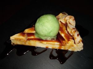 Tarta de manzana con sorbete de manzana acida at Natura Gourmet in Alicante