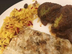 Curry Bhuna de falafel con arroz y pan naam at El Candil in Almeria