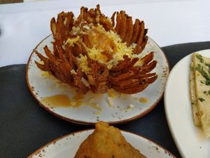 Onion Bhaji con queso vegano at El Candil in Almeria