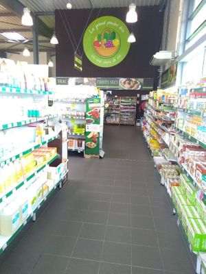 the organic shop from the entrance at Le Grand Panier Bio in Mareuil-les-meaux