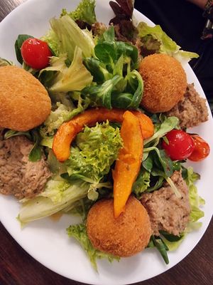 Fried risotto balls with salad at Zum Wohl in Vienna