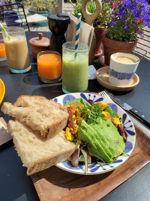 Veganes Tofu "Rührei" mit Avocado, dazu Cappuccino mit Hafermilch at Domburgsche Bier en Melksalon in Domburg