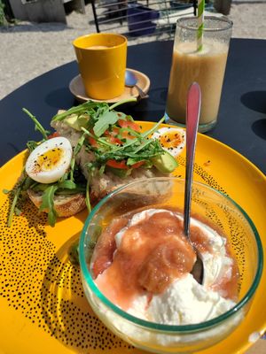 Vegetarisch: Brot mit Avocado, Tomate, Ei und Joghurt mit Rhabarber at Domburgsche Bier en Melksalon in Domburg