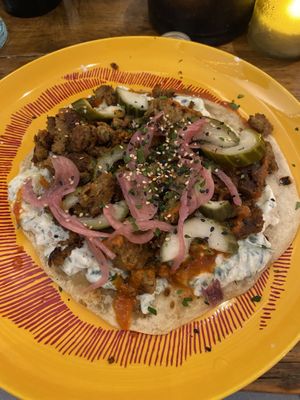 Flatbread met pulled seitan en vegan tzaziki  at Domburgsche Bier en Melksalon in Domburg