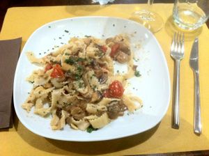 Tagliatelle with mushrooms at Il Vegusto in Pisa
