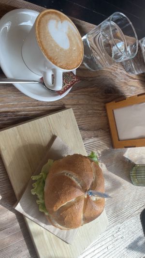 Die Küche hatte geschlossen weil wir Freitagnachmittag da waren, es gab trotzdem belegte Brote und Kuchen vegetarisch & vegan. Haben jeweils die vegane Option gewählt, sehr lecke at Bio Essere in Arco