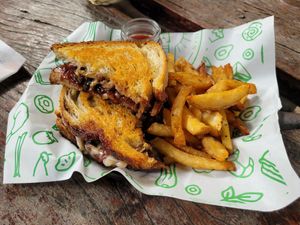 Champion Toast mit veganem Mozarella und karamellisierten Zwiebeln at Green Room Cafe in Jaco