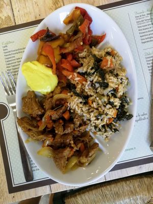 Daily menu (seitan, rice, paprika) at Biovita in Siena