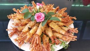 Fried enoki mushroom at Hieu Sinh Vegetarian Restaurant in Hanoi