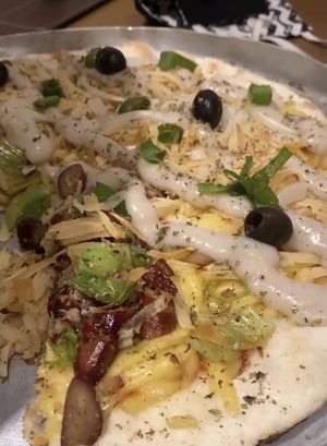 Pizza metade pinhão com tofu defumado e metade bacon vegano com requeijão de inhame at Hotel Serra da Estrela - Restaurante Alquimia in Campos Do Jordao