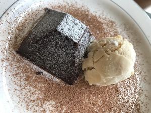 Pirâmide trufada com sorvete de creme at Hotel Serra da Estrela - Restaurante Alquimia in Campos Do Jordao