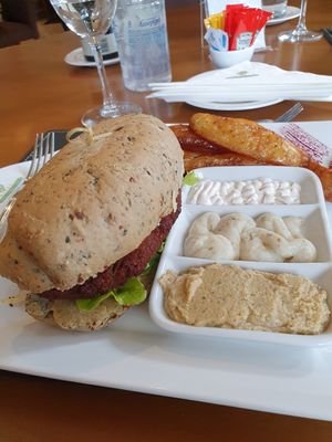 Hambúrguer de ervilha at Hotel Serra da Estrela - Restaurante Alquimia in Campos Do Jordao