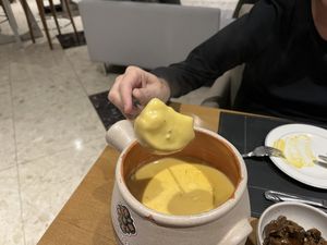 Fondue de queijo cremoso , leve , com queijo de castanhas ! Vegano 🌱 e delicioso 🤤   at Hotel Serra da Estrela - Restaurante Alquimia in Campos Do Jordao
