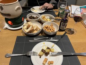 Acompanhamento do fondue de queijo , cogumelos tofú, batata rústica e pão a vontade ! Tudo muito saboroso 😋   at Hotel Serra da Estrela - Restaurante Alquimia in Campos Do Jordao