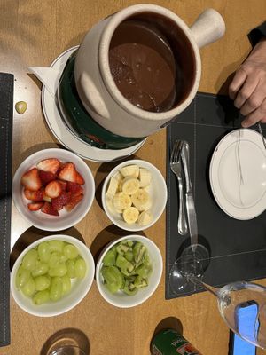 Fondue de chocolate vegano 🌱 chocolate maravilhoso, não é muito doce, as frutas são docinhas e muito saborosas ! Morango 🍓 orgânico, 🥝 kiwi, uva thompson sem caroço,  at Hotel Serra da Estrela - Restaurante Alquimia in Campos Do Jordao