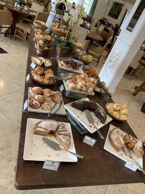 Mesa de pães e bolos veganos do café da manhã.  at Hotel Serra da Estrela - Restaurante Alquimia in Campos Do Jordao