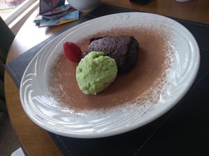 Brownie com sorvete de pistachio at Hotel Serra da Estrela - Restaurante Alquimia in Campos Do Jordao