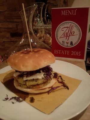 Panino con beenburger, patate, feta, verza, senape e salsa bianca at Zaffo in Frascati