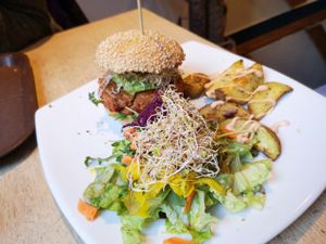 Burger at Greenz Biobar in Brussels