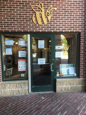 Street entrance at Jodi Bee Bakes in Salem