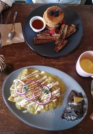 Pancakes 🥞 con tocino 🥓 y maple 🍁 Golden milk y Enchiladas Suizas at FOREVER in Mexico City