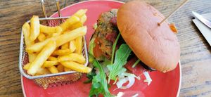 Spice girl burger with fries at Hans und John  in Schwerin