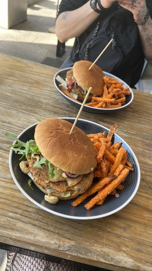 TEX MEX BURGER (vorn), SPICE GIRL (hinten)  at Hans und John  in Schwerin