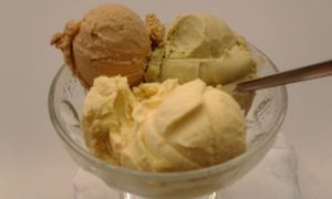 Pistache, baunilha e caramelo   at Gelados Fragoleto in Lisbon