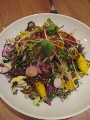 Nouilles soba, legumes croquants, mangue et sauce sriracha - 15 euros at Dune in Paris