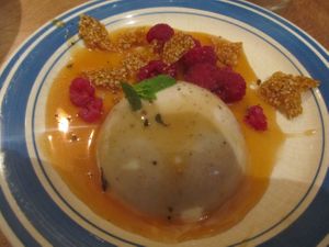 Panna cotta, caramel au poivre de Madagascar, framboises - 7 euros at Dune in Paris