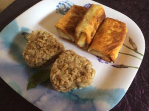 Rollitos Primavera :) rellenos de vegetales salteados con salsa de soya. 100% Vegan. Acompañados de arroz frito. Están deliciosos!! at Tushty in Queretaro