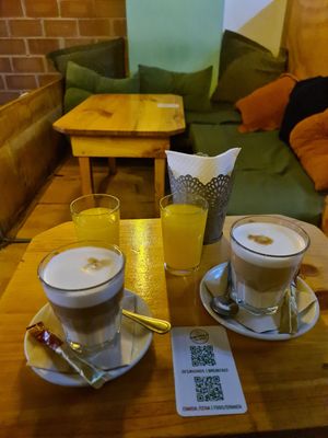 Lattes and 🍊 juice at Recyclo Bike Cafe in Malaga