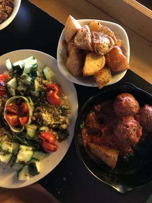 ‘Sir Bradley Wiggins’ salad and vegan meatballs (comes with patatas bravas). Both medium portions at Recyclo Bike Cafe in Malaga