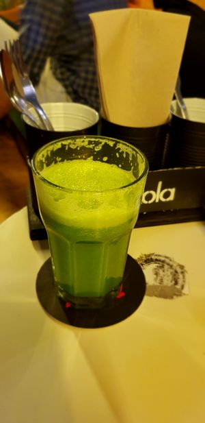 Zumo de naranja jenjibre y espinacas at Recyclo Bike Cafe in Malaga